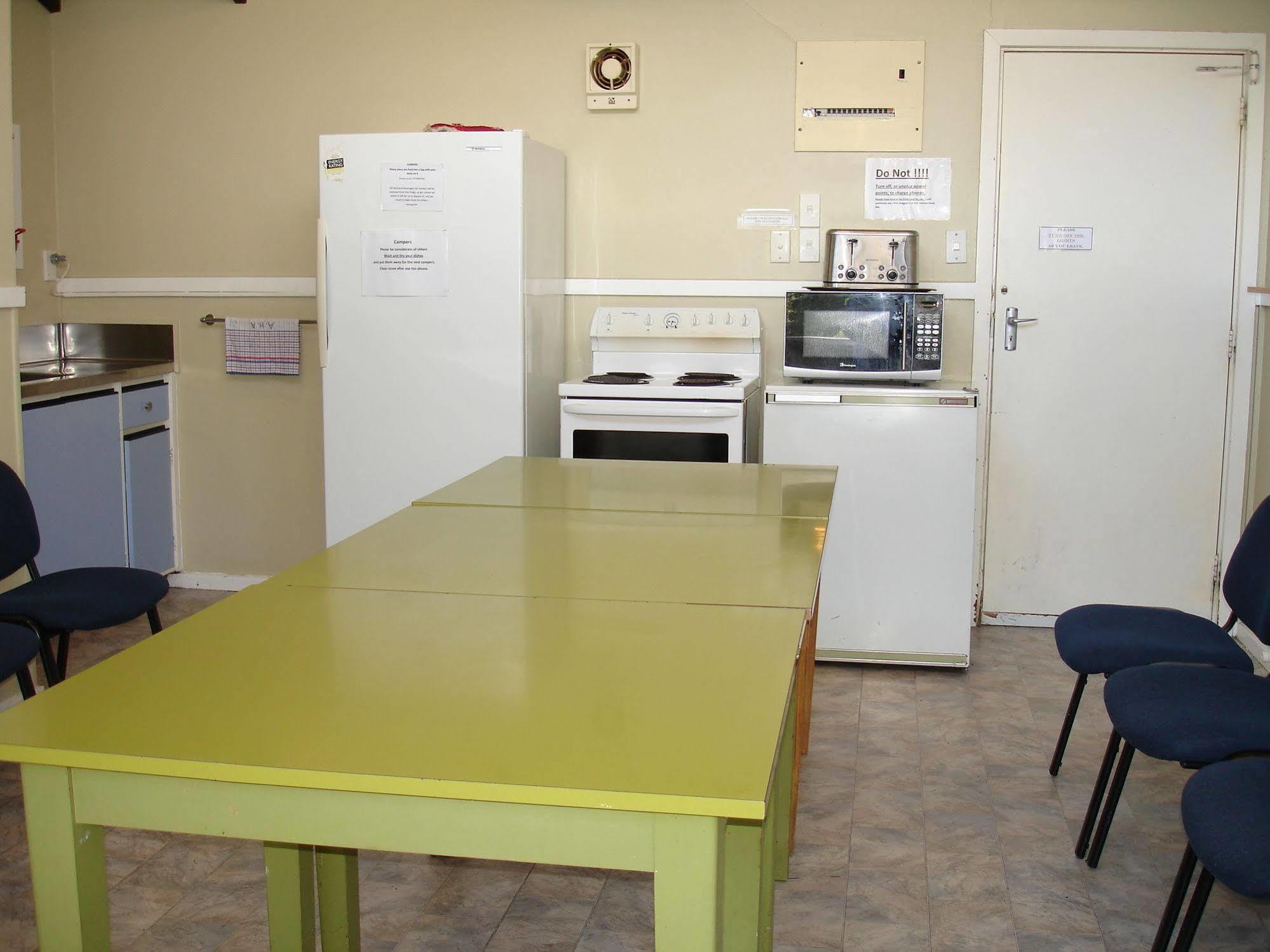 Alpine Holiday Apartments & Campground แฮนเมอร์สปริงส์ ภายนอก รูปภาพ