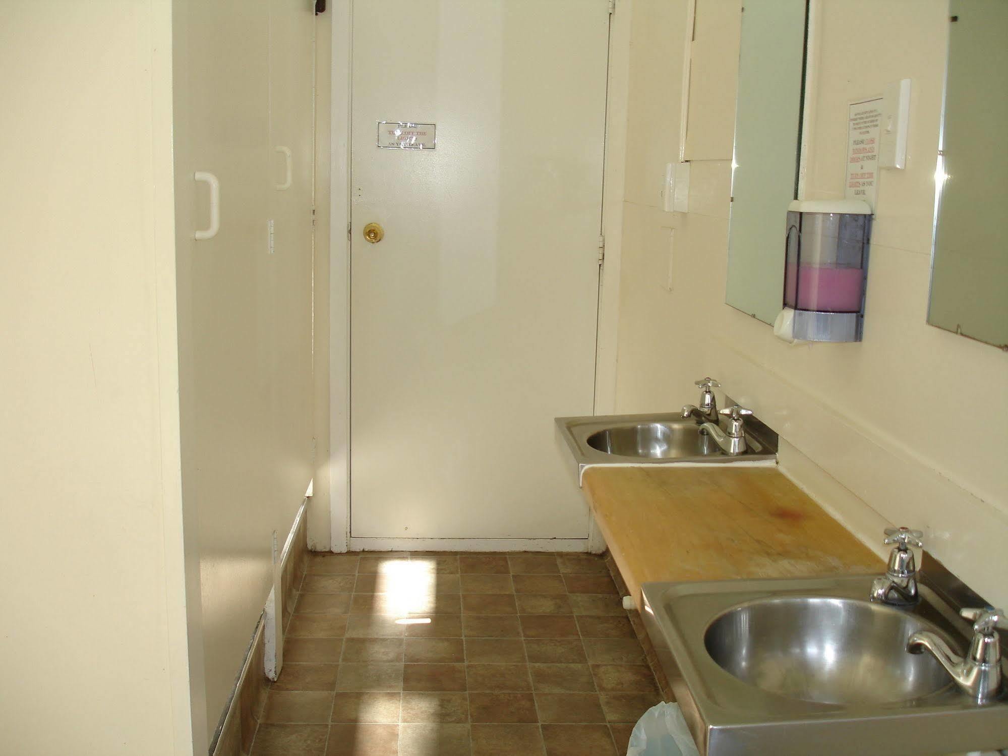 Alpine Holiday Apartments & Campground แฮนเมอร์สปริงส์ ภายนอก รูปภาพ