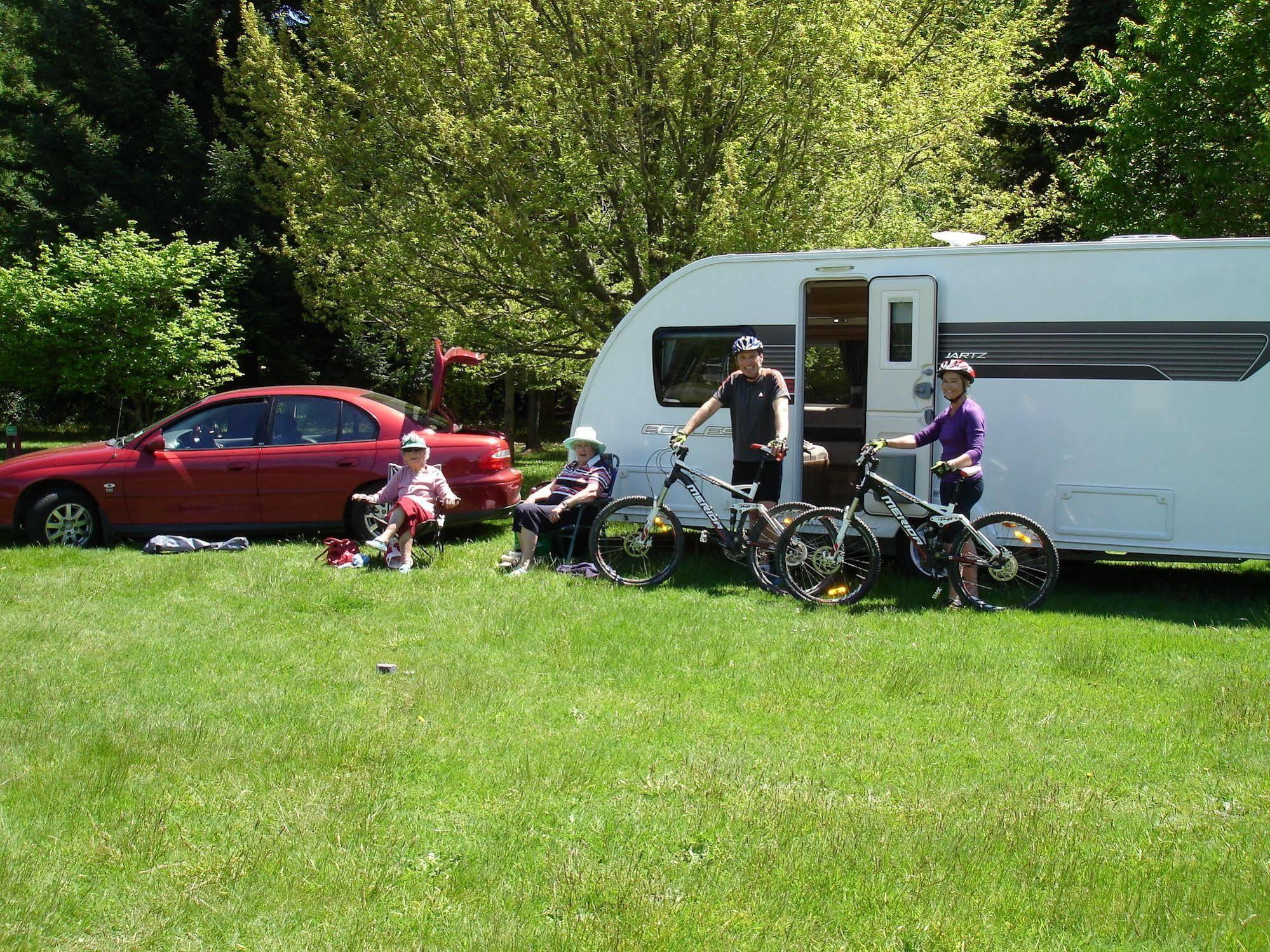 Alpine Holiday Apartments & Campground แฮนเมอร์สปริงส์ ภายนอก รูปภาพ